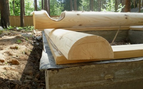 Обработка нижнего венца сруба от влаги и гниения